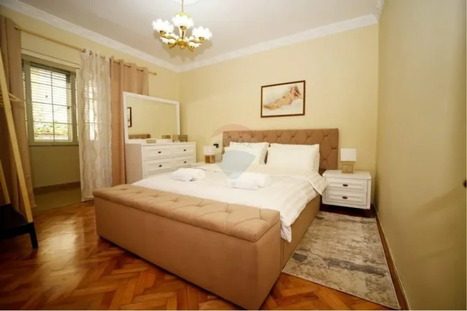Tirane, jepet me qera 2+1 Kati 2, 100 m² 600 € (APARTAMENT 2+1+PARKIM ME QIRA NE QENDER)
