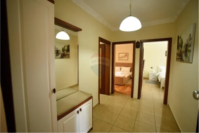 Tirane, jepet me qera 2+1 Kati 2, 100 m² 600 € (APARTAMENT 2+1+PARKIM ME QIRA NE QENDER)