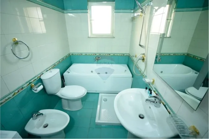Tirane, jepet me qera 2+1 Kati 2, 100 m² 600 € (APARTAMENT 2+1+PARKIM ME QIRA NE QENDER)