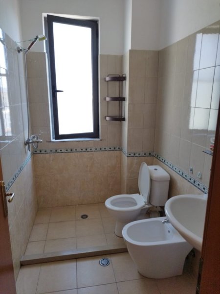 Tirane, jepet me qera apartament 1+1 Kati 7, 70 m² 400 € (Rruga Gjon Buzuku, mbrapa Viles Gold)