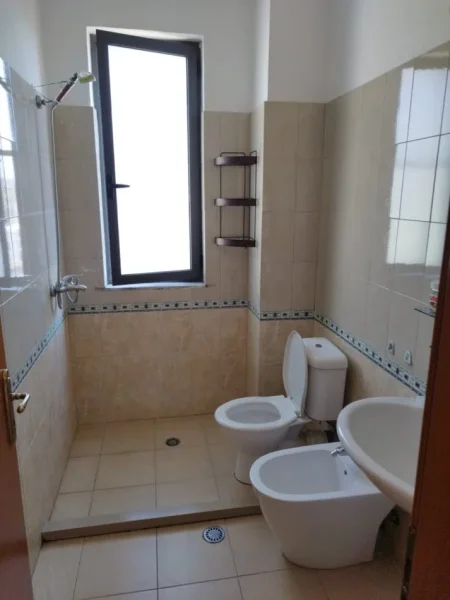 Tirane, jepet me qera apartament 1+1 Kati 7, 70 m² 400 € (Rruga Gjon Buzuku, mbrapa Viles Gold)