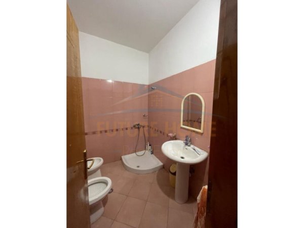 Tirane, jepet me qera apartament 2+1+Ballkon Kati 3, 169 m² 350 € (Rruga Muhamed Deliu)