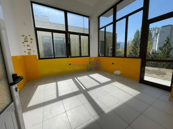 REZERVO PRONEN VETEM ME 500€! Vlore, jepet me qera ambjent biznesi Kati 2, 190 m² 1.000 € (Tek Riviera)