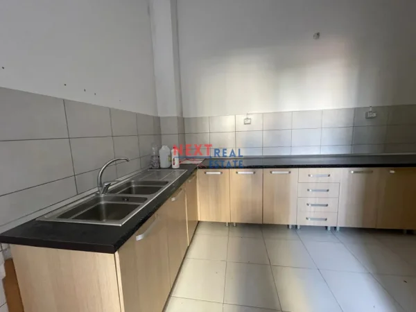 REZERVO PRONEN VETEM ME 500€! Vlore, jepet me qera ambjent biznesi Kati 2, 190 m² 1.000 € (Tek Riviera)