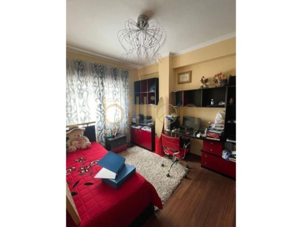 Tirane, jepet me qera apartament 3+1 Kati 3, 125 m² 850 € (Qender, Tirana, Albania)