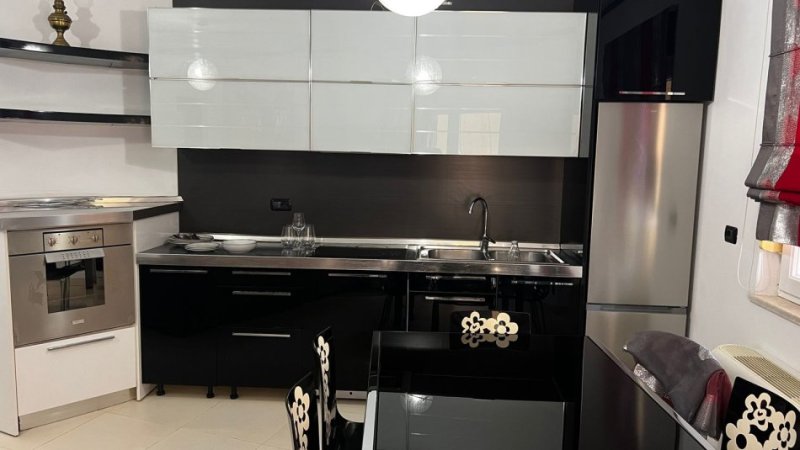 Tirane, jepet me qera apartament 2+1 Kati 3, 97 m² 750 € (Sheshi Willson)