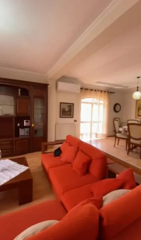 Tirane, jepet me qera Vile 3+1 Kati 3, 130 m² 650 € (Stacioni i Trenit)