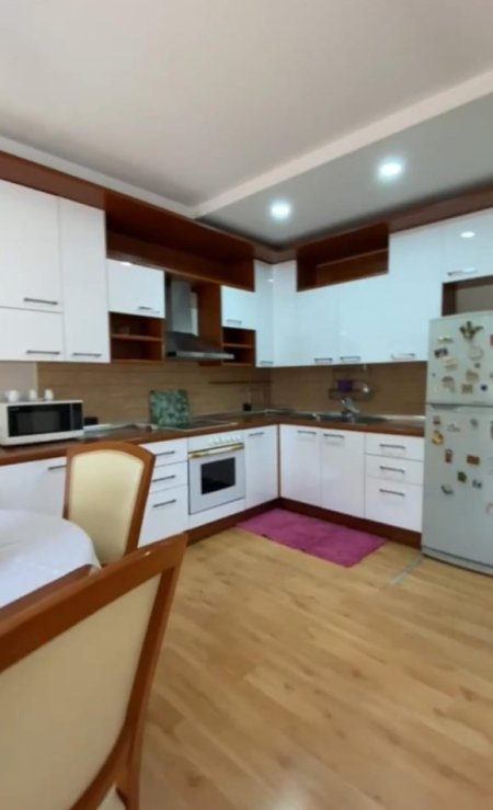 Tirane, jepet me qera Vile 3+1 Kati 3, 130 m² 650 € (Stacioni i Trenit)