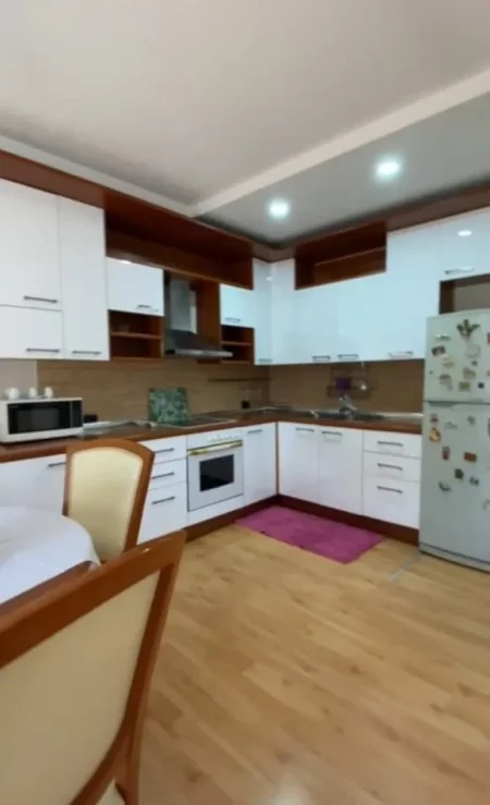 Tirane, jepet me qera Vile 3+1 Kati 3, 130 m² 650 € (Stacioni i Trenit)