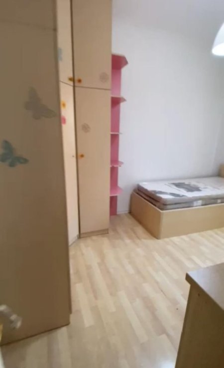 Tirane, jepet me qera Vile 3+1 Kati 3, 130 m² 650 € (Stacioni i Trenit)