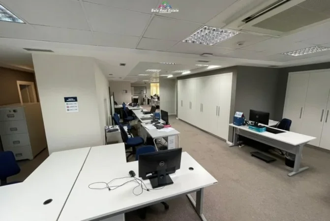 Tirane, jepet me qera zyre Kati 5, 555 m² 8.000 € (RRUGA E KAVAJES)