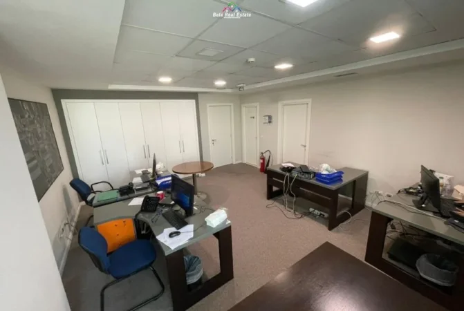 Tirane, jepet me qera zyre Kati 5, 555 m² 8.000 € (RRUGA E KAVAJES)