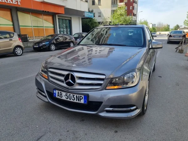 Tirane, shes makine Mercedes-Benz C220 BlueEfficiency 2012 Nafte, gri e erret tiptronik Klima 260.000 km 10.500 €