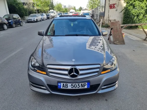Tirane, shes makine Mercedes-Benz C220 BlueEfficiency 2012 Nafte, gri e erret tiptronik Klima 260.000 km 10.500 €