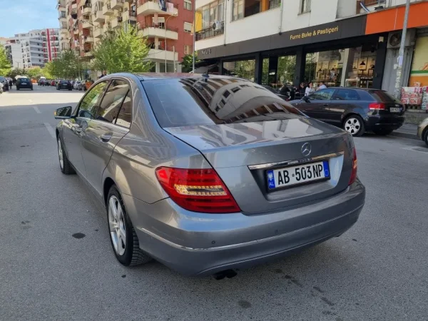 Tirane, shes makine Mercedes-Benz C220 BlueEfficiency 2012 Nafte, gri e erret tiptronik Klima 260.000 km 10.500 €