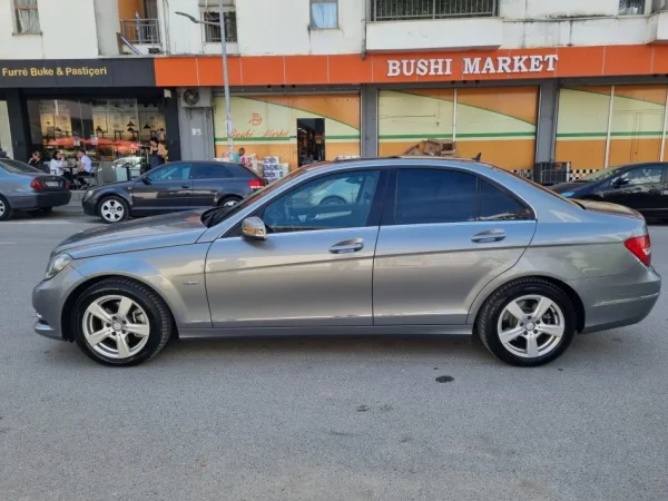 Tirane, shes makine Mercedes-Benz C220 BlueEfficiency 2012 Nafte, gri e erret tiptronik Klima 260.000 km 10.500 €