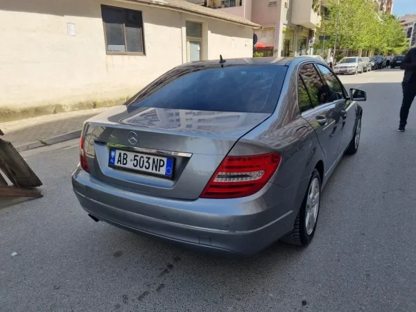 Tirane, shes makine Mercedes-Benz C220 BlueEfficiency 2012 Nafte, gri e erret tiptronik Klima 260.000 km 10.500 €