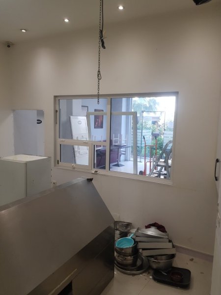 Tirane, jepet me qera dyqan Kati 0, 56 m² 430 € (Frosina plaku)