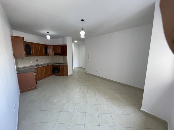 Tirane, jepet me qera apartament 1+1+Ballkon Kati 4, 74 m² 350 € (Don Bosko)