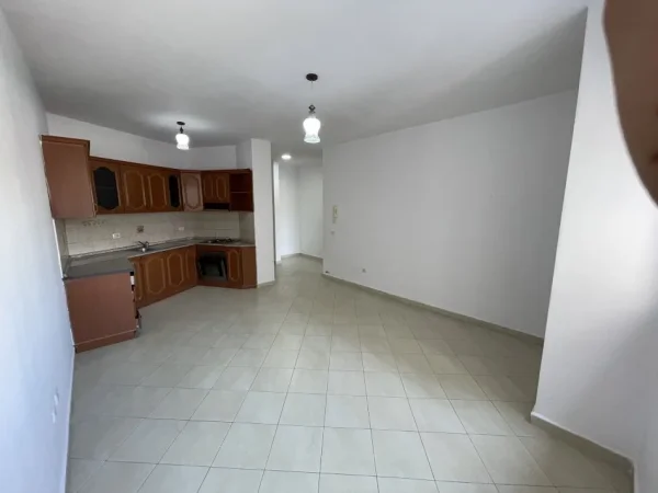 Tirane, jepet me qera apartament 1+1+Ballkon Kati 4, 74 m² 350 € (Don Bosko)