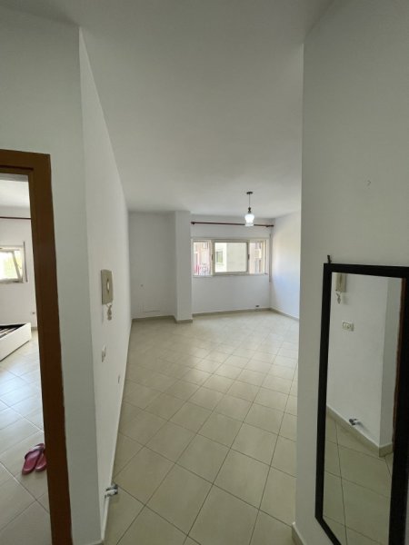 Tirane, jepet me qera apartament 1+1+Ballkon Kati 4, 74 m² 350 € (Don Bosko)