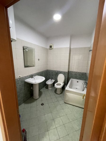 Tirane, jepet me qera apartament 1+1+Ballkon Kati 4, 74 m² 350 € (Don Bosko)