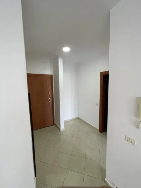 Tirane, jepet me qera apartament 1+1+Ballkon Kati 4, 74 m² 350 € (Don Bosko)