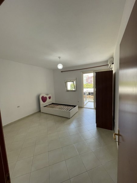 Tirane, jepet me qera apartament 1+1+Ballkon Kati 4, 74 m² 350 € (Don Bosko)