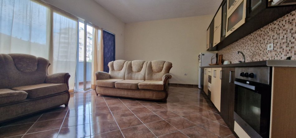Tirane, jepet me qira apartament 1+1 Kati 2, 74 m² 350 € (Vilat Gjermane, 10 min nga Fakulteti i Ekonomise)