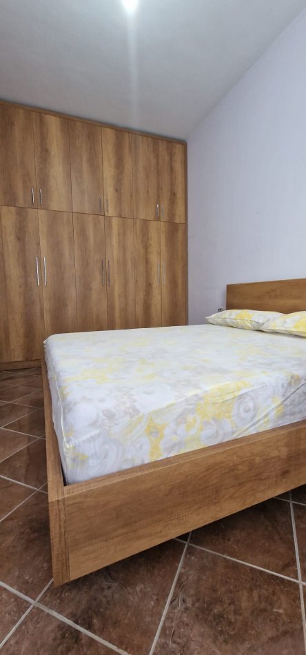 Tirane, jepet me qira apartament 1+1 Kati 2, 74 m² 350 € (Vilat Gjermane, 10 min nga Fakulteti i Ekonomise)