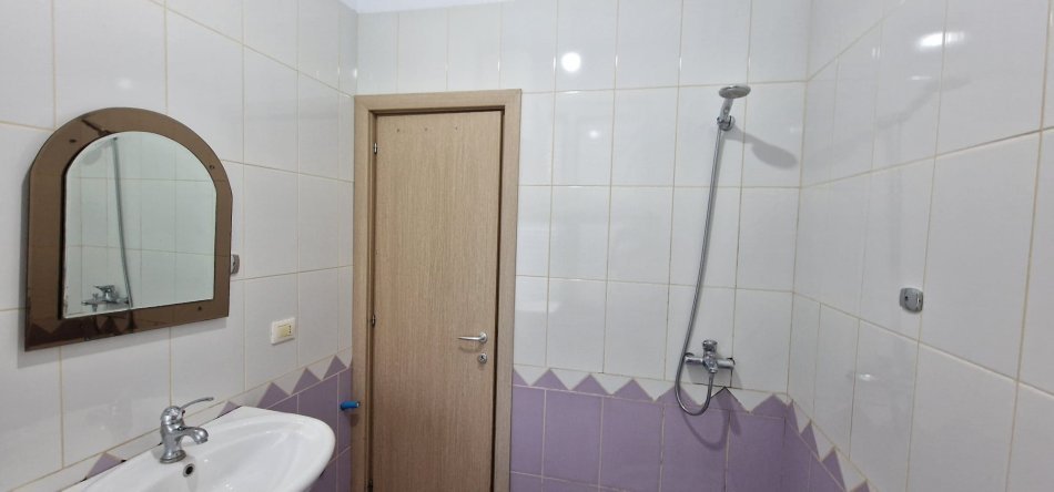 Tirane, jepet me qira apartament 1+1 Kati 2, 74 m² 350 € (Vilat Gjermane, 10 min nga Fakulteti i Ekonomise)