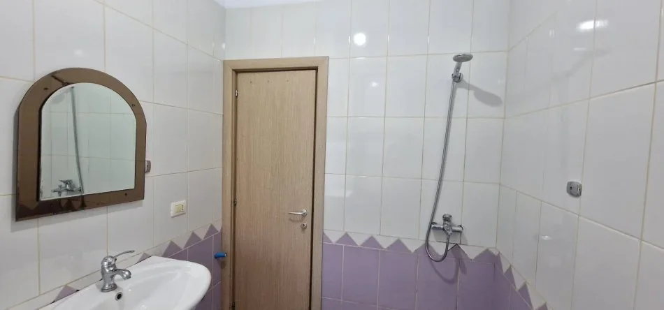 Tirane, jepet me qira apartament 1+1 Kati 2, 74 m² 350 € (Vilat Gjermane, 10 min nga Fakulteti i Ekonomise)