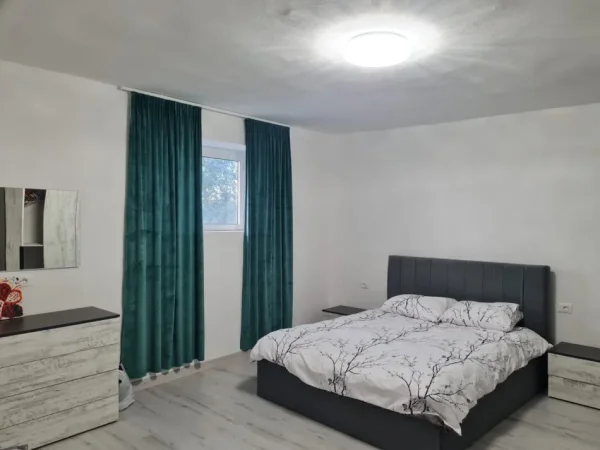 Tirane, jap me qera apartament 2+1+Ballkon Kati 2, 100 m² 800 € (Rr. Ibrahim Rugova)
