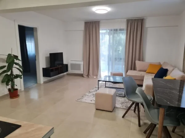 Tirane, jap me qera apartament 2+1+Ballkon Kati 2, 100 m² 800 € (Rr. Ibrahim Rugova)