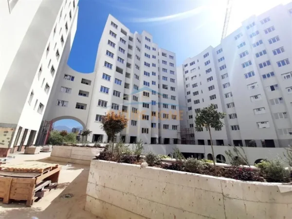 Tirane, jepet me qera apartament 1+1+Ballkon Kati 3, 64 m² 500 € (Prane Kompleksit Riverside Rezidence, Unaza e Re)