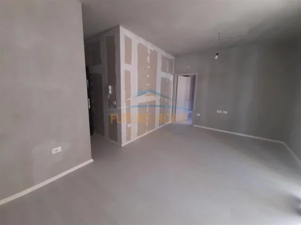 Tirane, jepet me qera apartament 1+1+Ballkon Kati 3, 64 m² 500 € (Prane Kompleksit Riverside Rezidence, Unaza e Re)