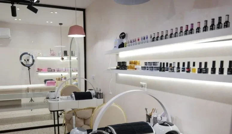 Tirane, shitet ambjent biznesi Kati 0, 100 m² 420.000 € 15 min larg qendres buze rruges