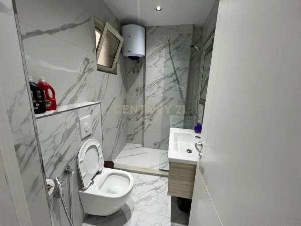 Durres, jepet me qera apartament 1+1+Ballkon Kati 2, 62 m² (Plazh, rrota kuqe)