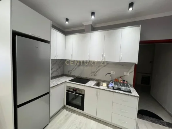 Durres, jepet me qera apartament 1+1+Ballkon Kati 2, 62 m² (Plazh, rrota kuqe)