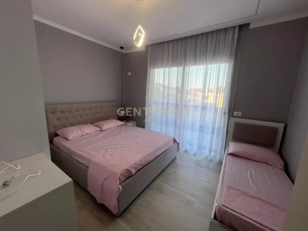 Durres, jepet me qera apartament 1+1+Ballkon Kati 2, 62 m² (Plazh, rrota kuqe)