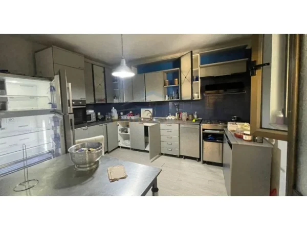 Tirane, jepet me qera apartament 3+1+Ballkon Kati 2, 130 m² 550 € (Rruga Bardhyl)