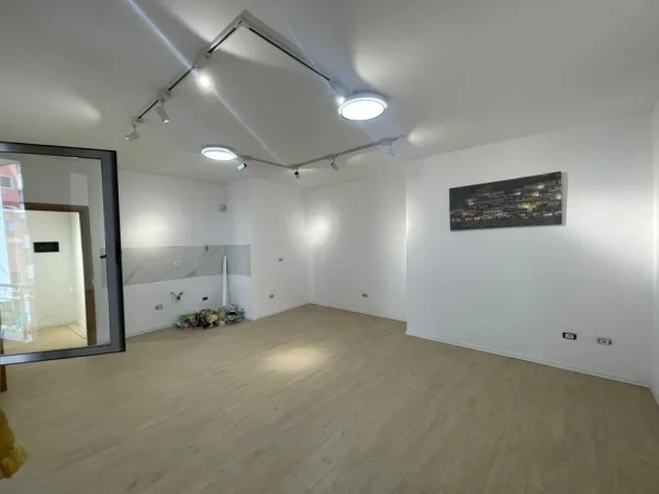 Tirane, shitet apartament 1+1+Ballkon Kati 2, 75 m² 97.500 € (Astir)