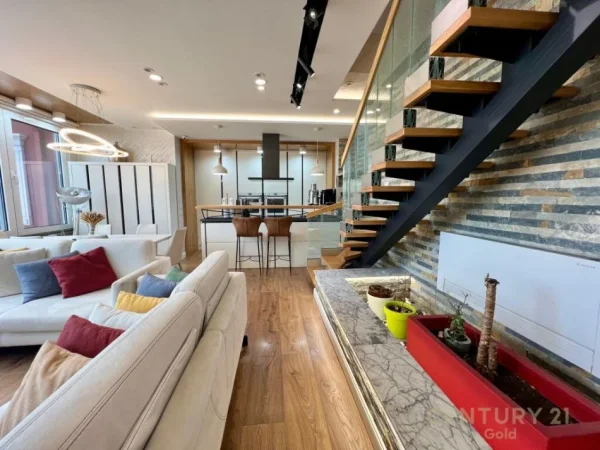 Tirane, shes apartament 3+1+3+(2 GARAZHE) , 189 m² 500.000 € (Komuna e Parisit)