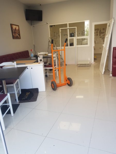 Tirane, jap me qera ambjent biznesi Kati 0, 55 m² 430 € (Frosina plaku)