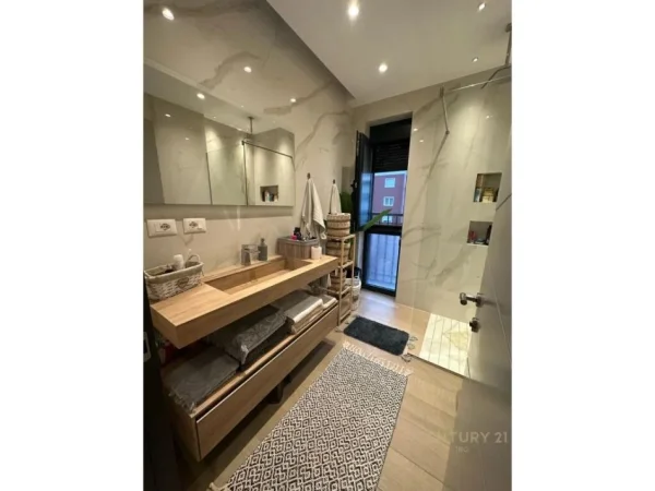 Tirane, jepet me qera apartament 2+1+Ballkon Kati 5, 95 m² 1.600 € (Rruga e kosovarve)