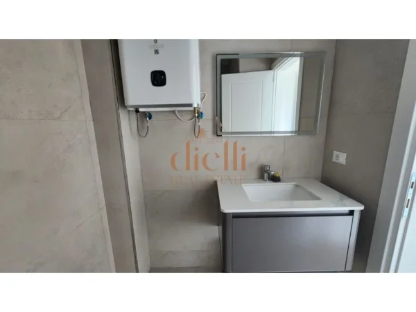 Tirane, jepet me qera per Zyre ose Banim,  Kati 2, 131 m²  (Lake View Residence)