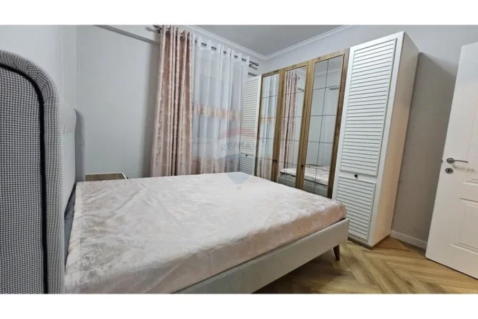 Tirane, jepet me qera apartament 1+1 Kati 3, 64 m² 700 € (Pazari i Ri - Rruga e Barrikadave)