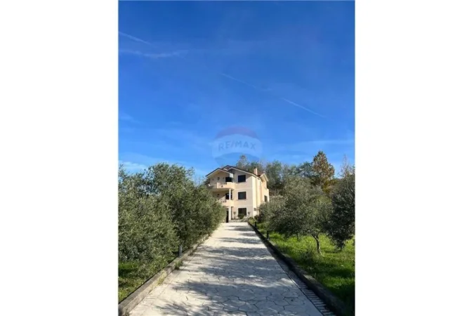 Tirane, shitet Vile , 321 m² 1.350.000 € (FARKE)