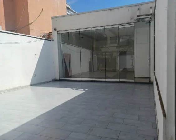 Tirane, jepet me qera ambjent biznesi Kati 0, 250 m² 1.100 €