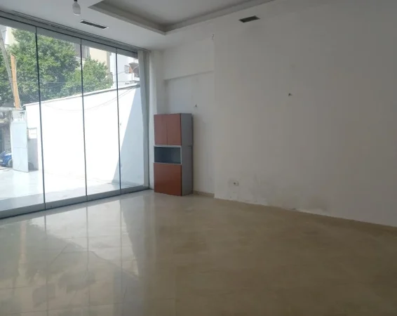 Tirane, jepet me qera ambjent biznesi Kati 0, 250 m² 1.100 €